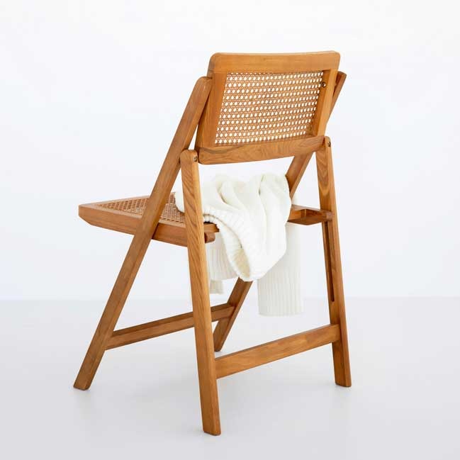 <b>Our Expertise</b><br>
<ol><li>Furniture types, materials, craftsmanship.</li><li>Custom design options.</li><li>Focus on quality, durability, and aesthetics.</li></ol>